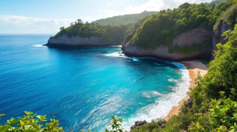 Pantai tersembunyi dengan tebing hijau dan air jernih.